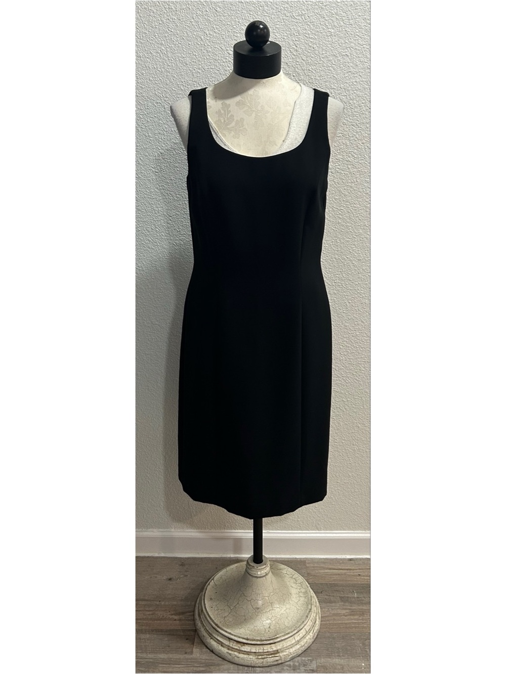 Tahari by Arthur S. Levine Black Sheath Dress Size 8 Scoop Neck Sleeveless Lined